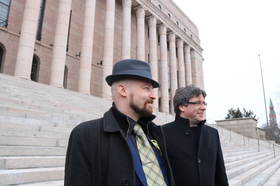 The Finnish MP Mikko Kärnä (left) and the deposed Catalan president Carles Puigdemont in Helsinki, Finland (by Blanca Blay)